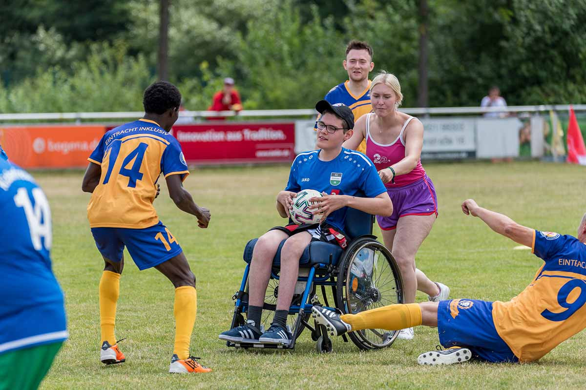 Spieler in action auf dem Spielfeld.