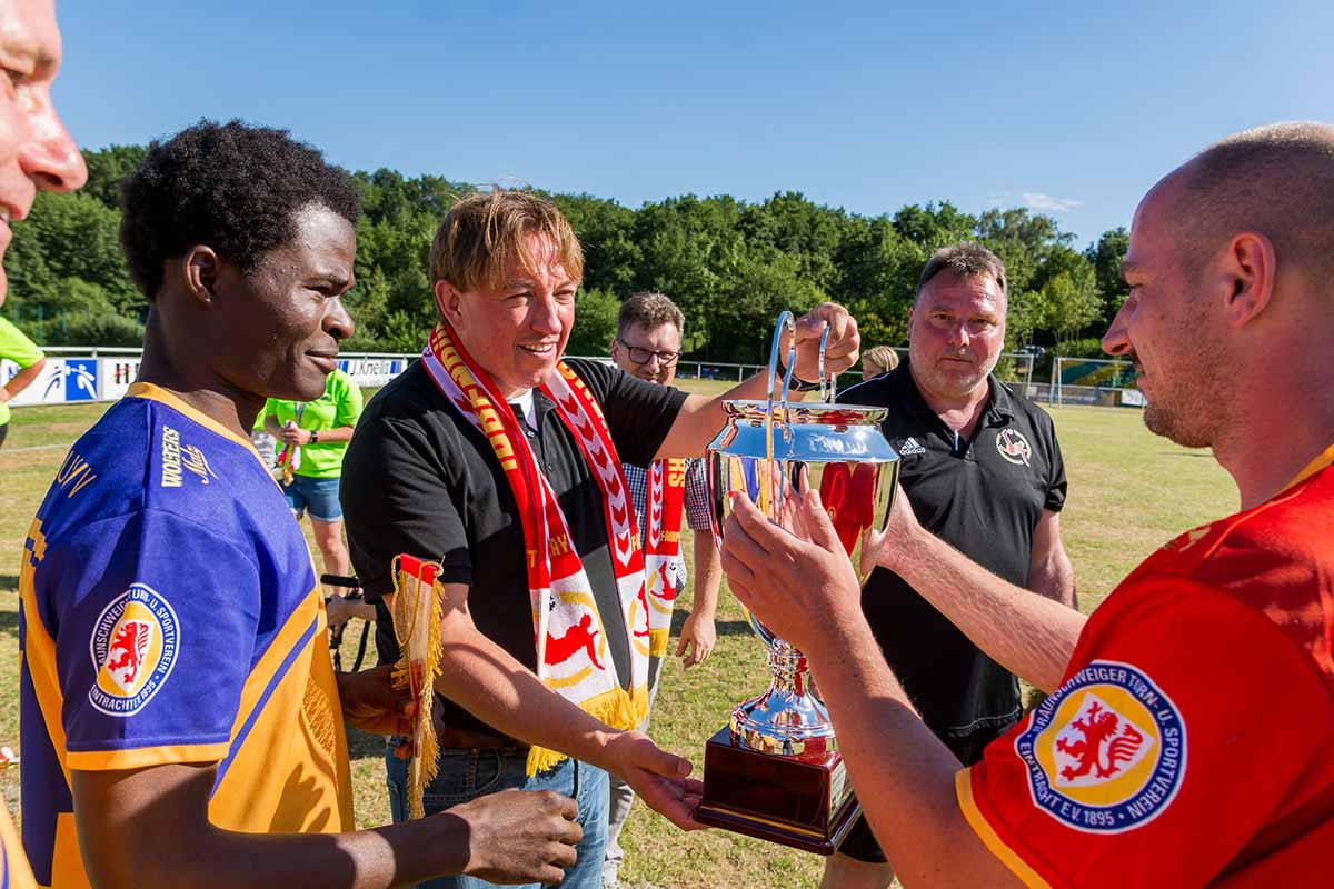 Bild vom Ibbenbürener Kickers Cup 2022 im Carl-Keller-Stadion. Inklusionsteams aus verschiedenen Ländern nahmen an diesem sportlich-freundschaftlichen Turnier teil.