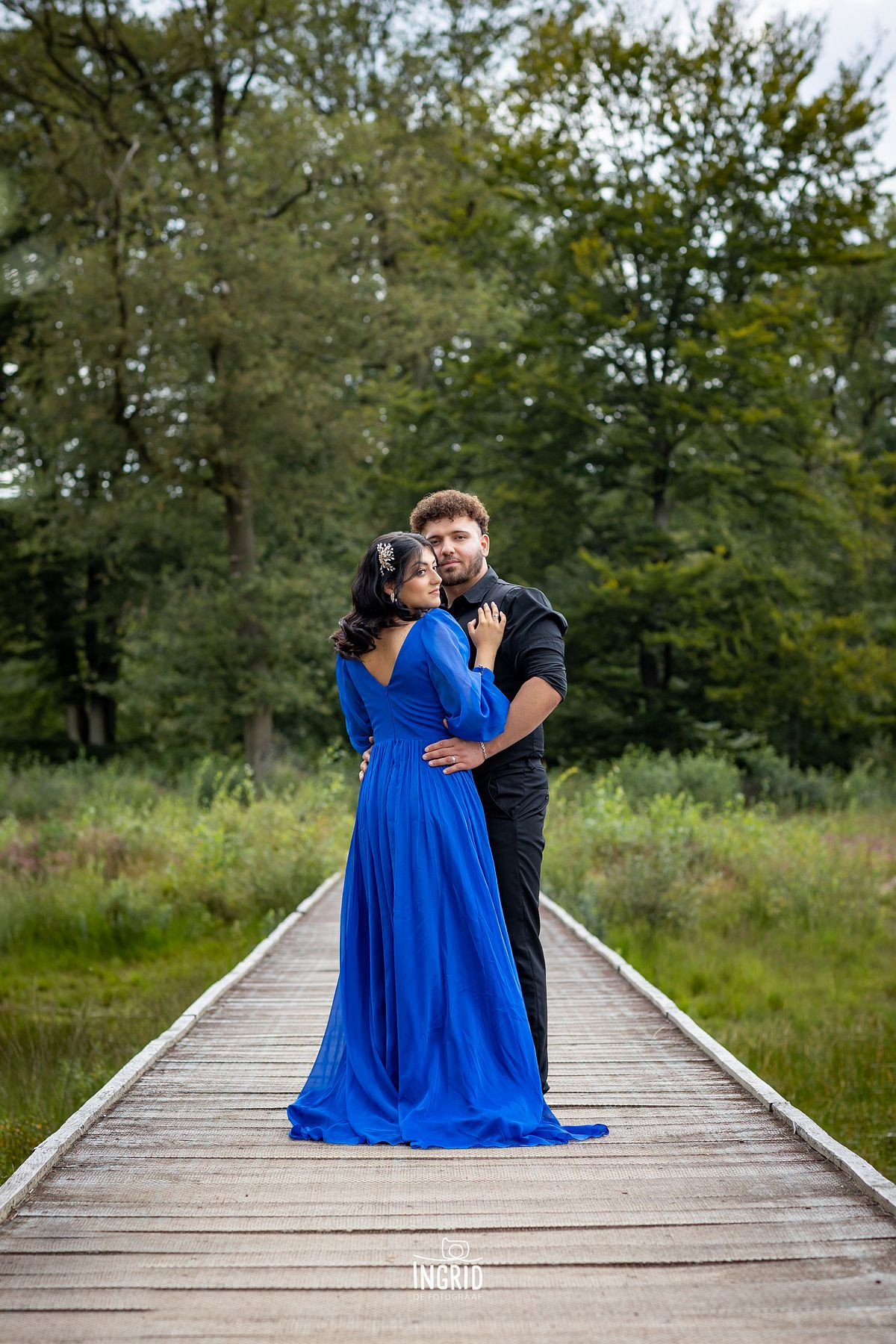 Verlovings fotoshoot blauwe galajurk