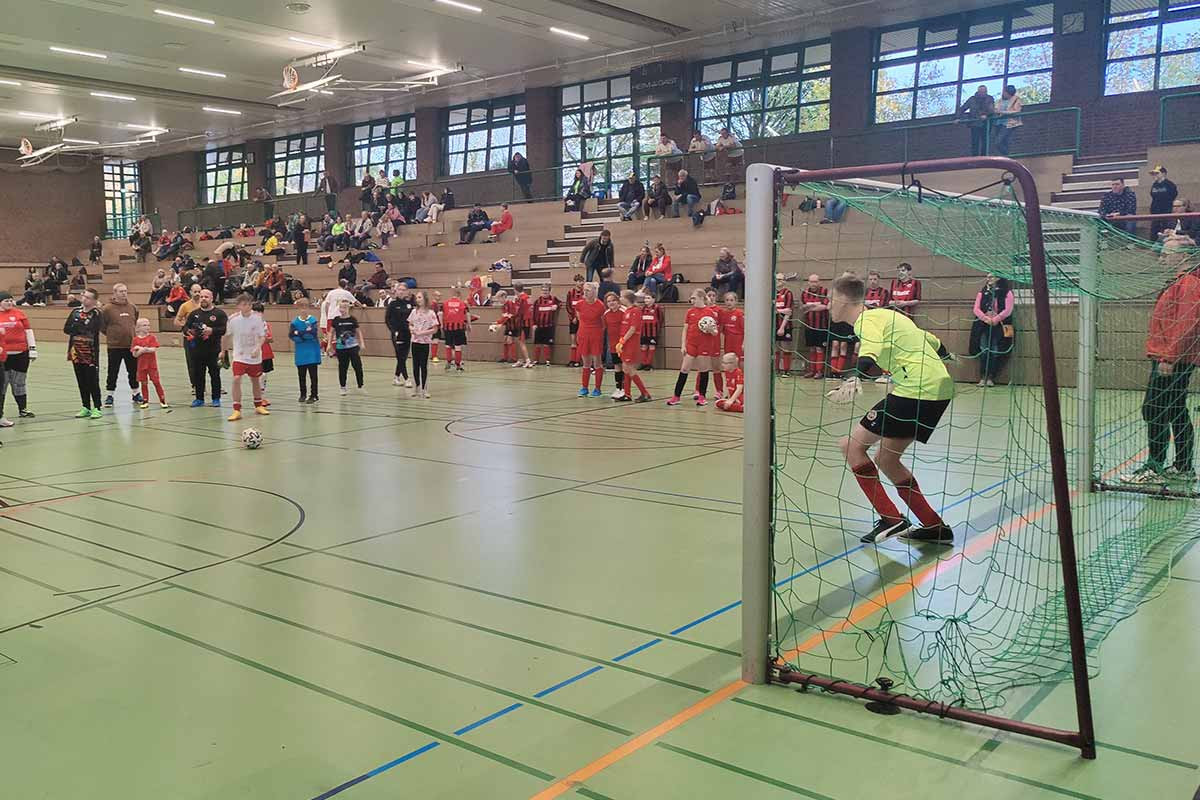 Spieler während des Elfmeterschießens beim inklusiven Fußballturnier 2023