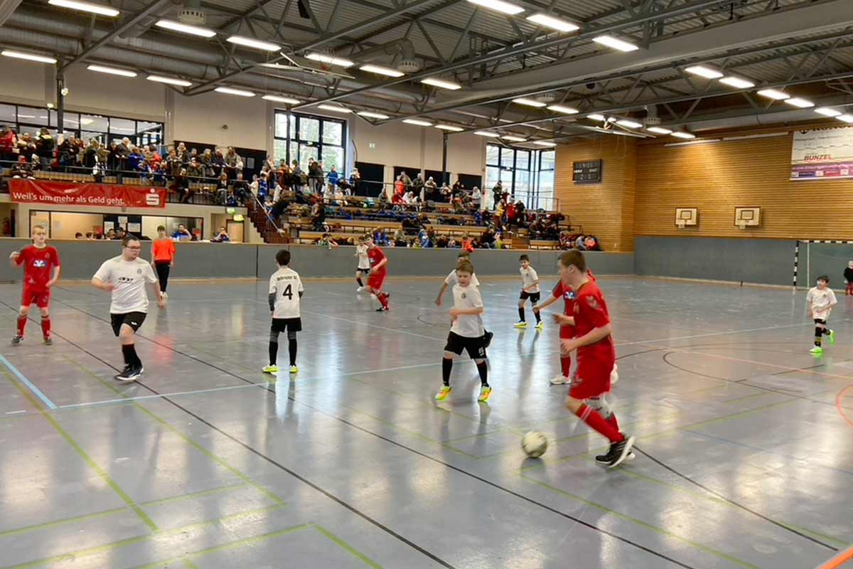 Abbildung zeigt: Spielerinnen und Spieler zeigen sportlichen Einsatz und Respekt für ihre Gegner beim Turnier in Jöllenbeck.