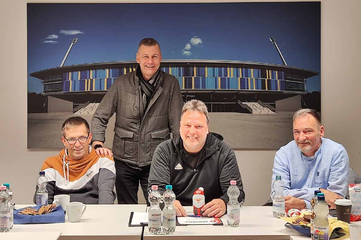 Teilnehmer des Netzwerktreffens in Braunschweig, darunter Pööödy und Marcel, Heinz vom TSV 1860 München und Detlef von Hannover 96, im Gespräch.