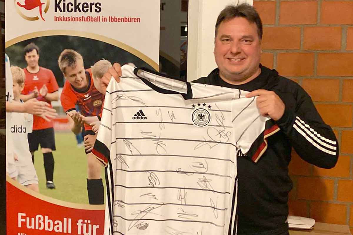 Marcel Grabow mit einem signierten Trikot der deutschen Nationalmannschaft