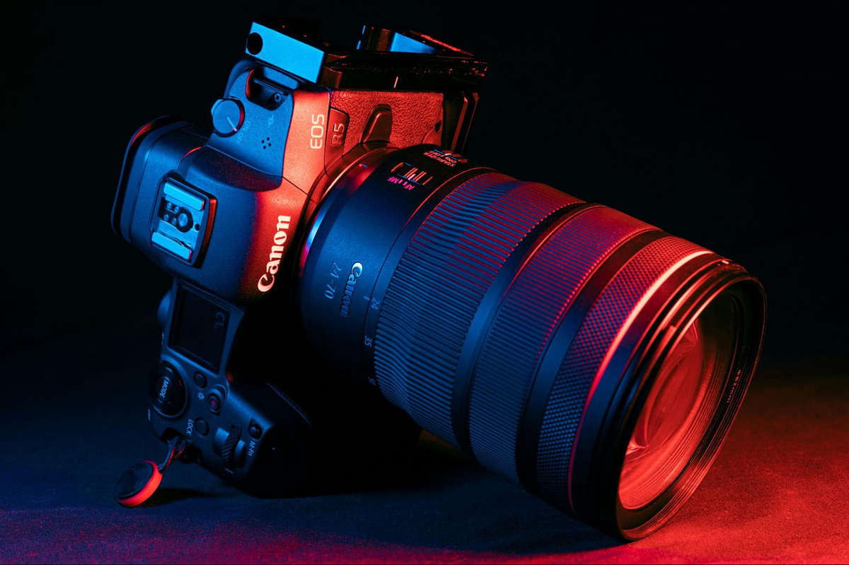Appareil photo reflex numérique en lumière rouge