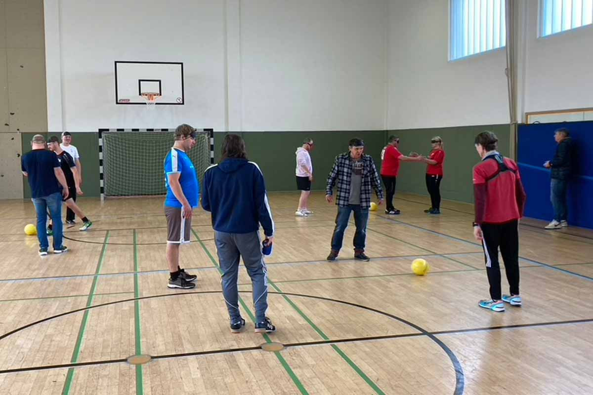 Praktische Übungseinheiten im Blindenfußball für inklusives Fußballtraining