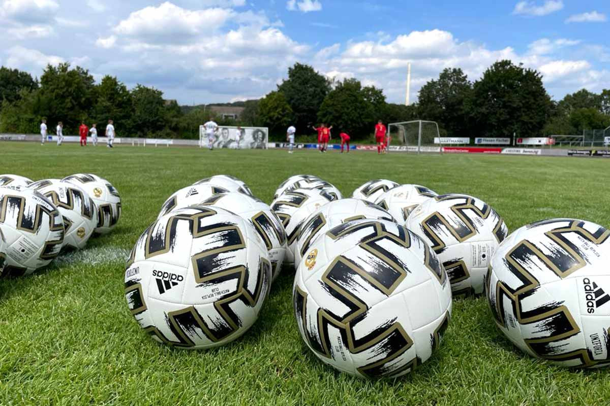 Begeisterte Kinder des Fußballcamps lernen von Real Madrid