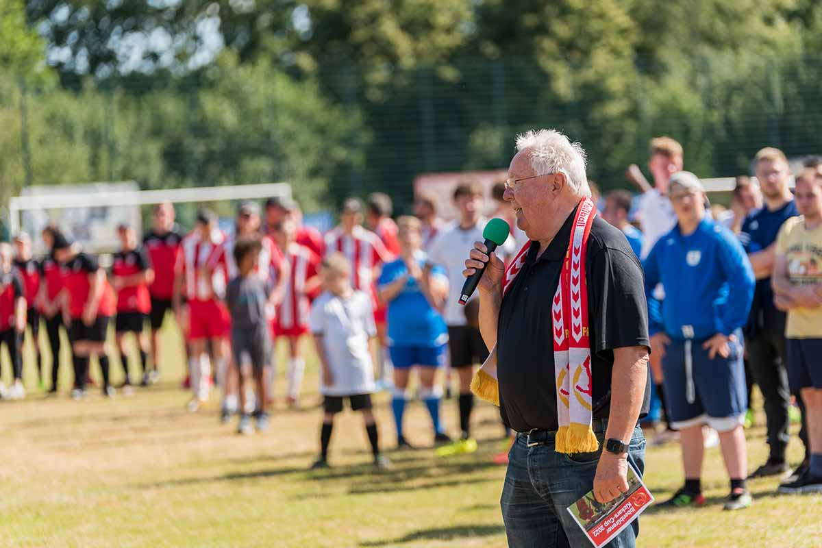 Klaus Jahn stimmt die Spieler auf das Turnier ein