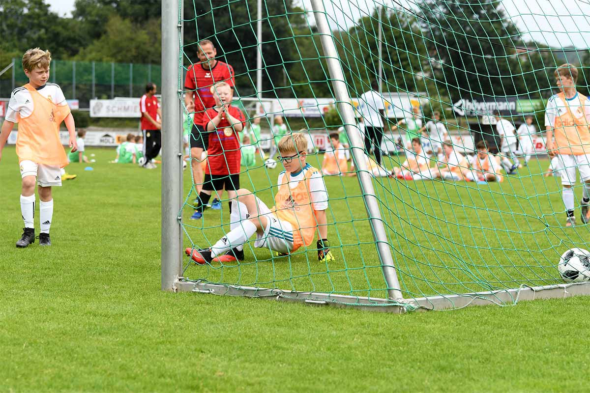 Die Ibbenbürener Kickers organisieren Benefiz-Fußballspiele, bei denen Teams aus verschiedenen Institutionen und Gemeinden für den guten Zweck kicken. Jeder, unabhängig von Alter oder Geschlecht, kann teilnehmen und Freude am Fußballspiel haben.