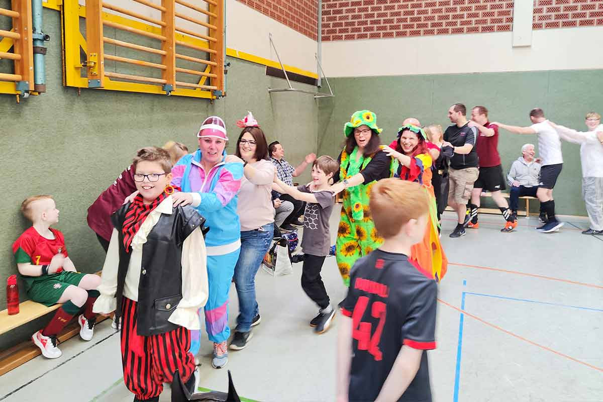 Spielerinnen und Spieler beim traditionellen Polonaise-Tanz.