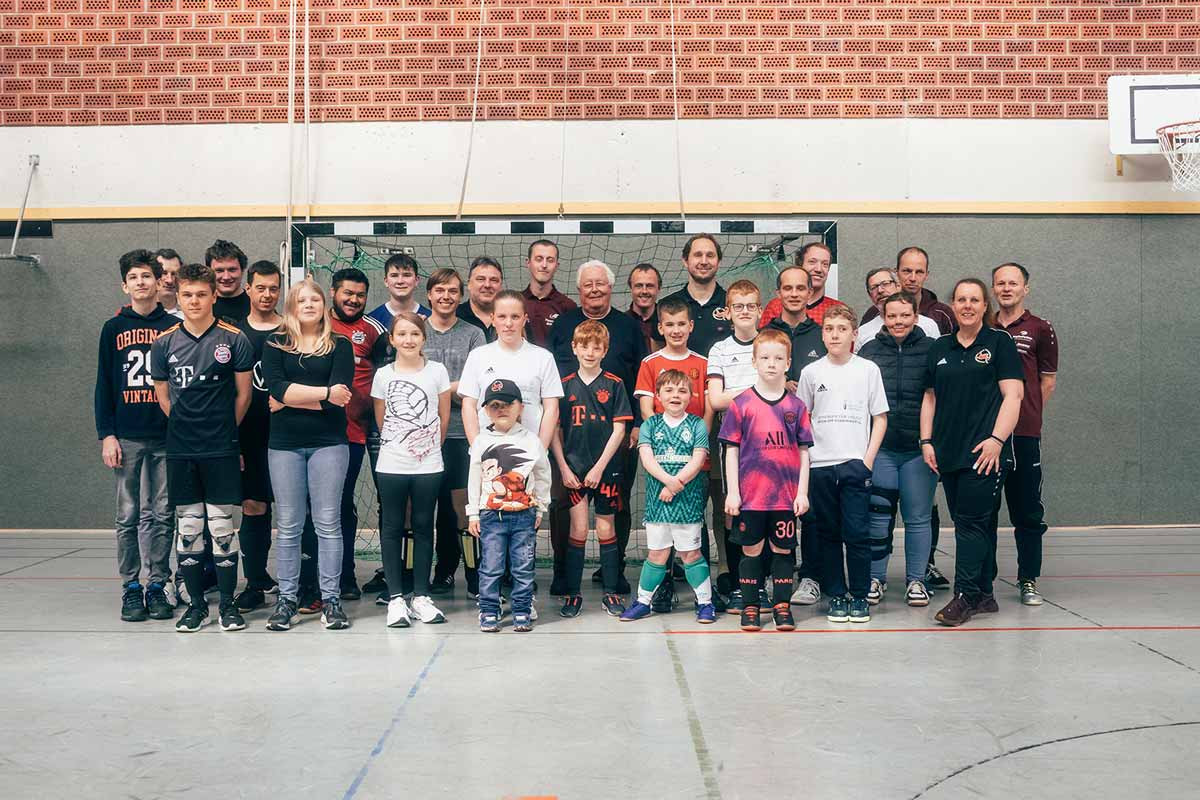 DFB-Geschäftsführer besucht die Ibbenbürener Kickers und unterstützt ein Training mit den Spielern.