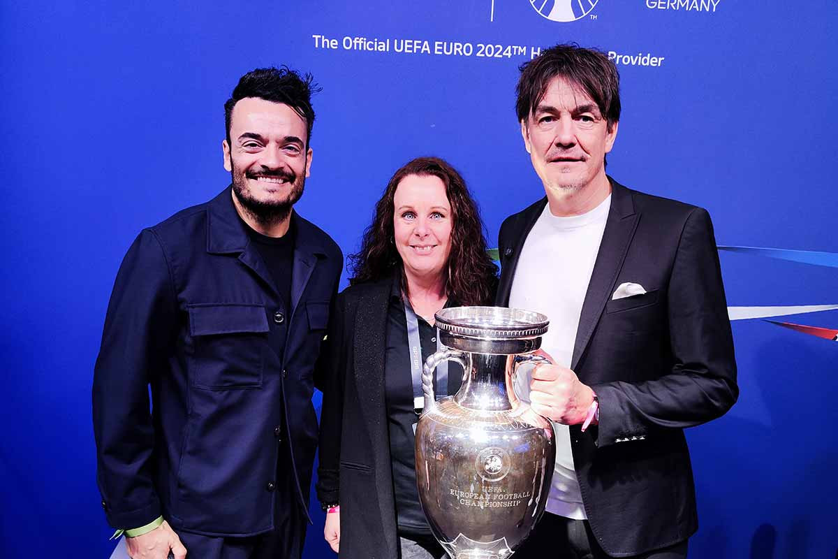 Inga mit zwei etwas bekannteren Männern aus dem TV und dem begehrten EM Pokal