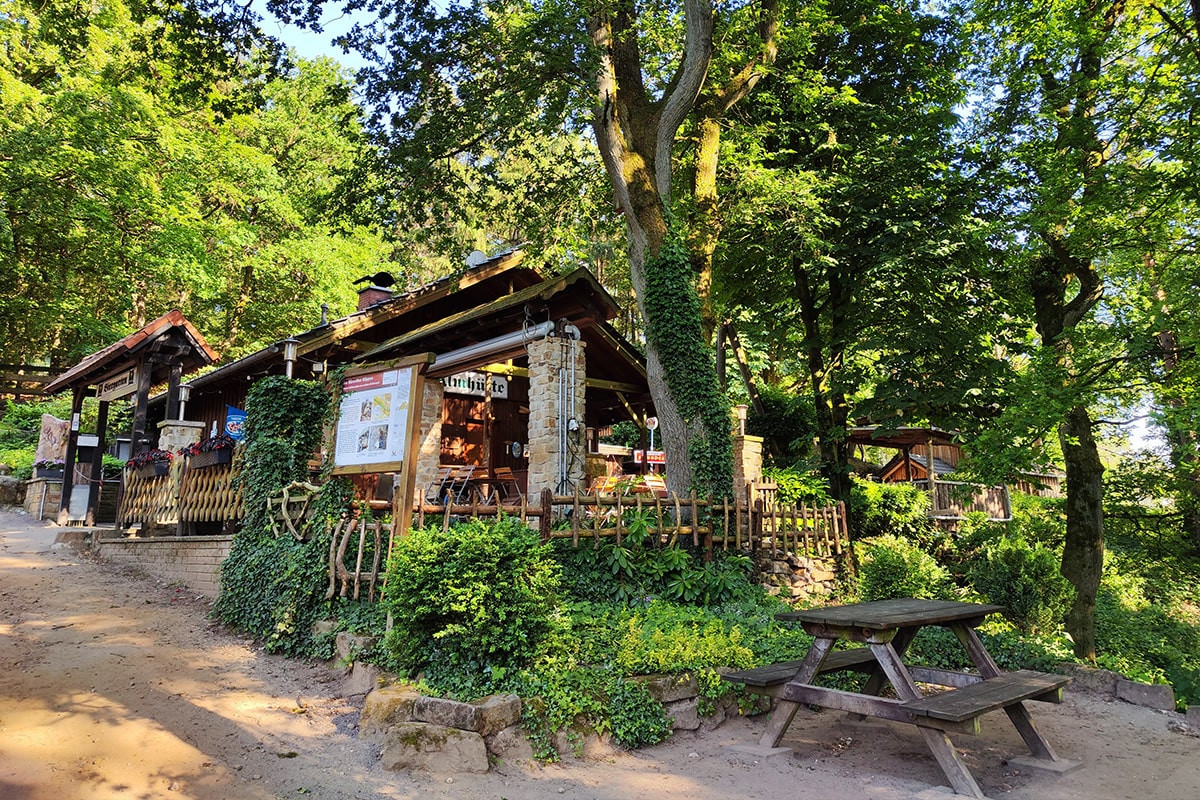 Abbildung zeigt: Horst Göverts Almhütte in den Dörenther Klippen ist ein beliebtes Ausflugsziel.