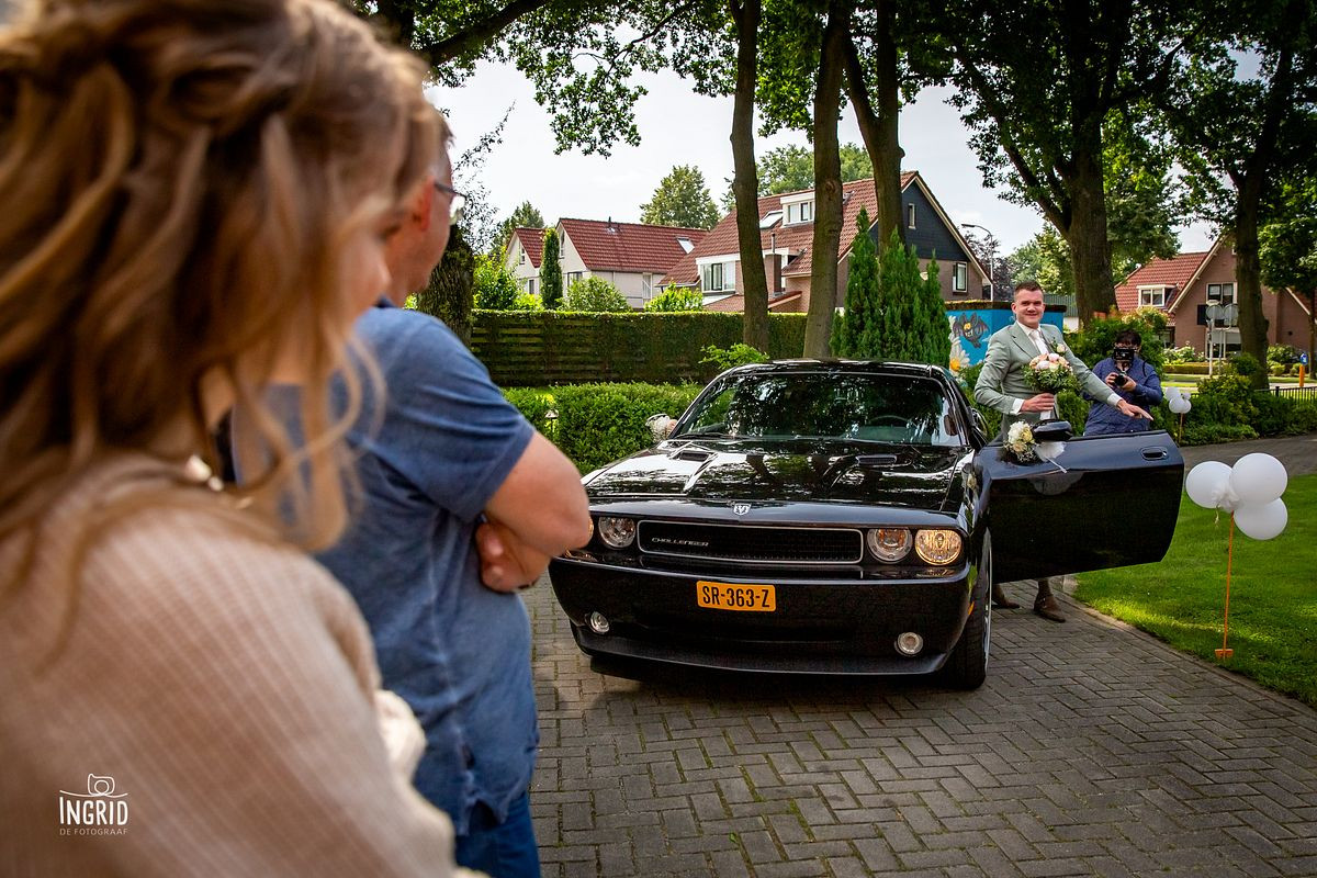 Bruidegom haalt bruid op