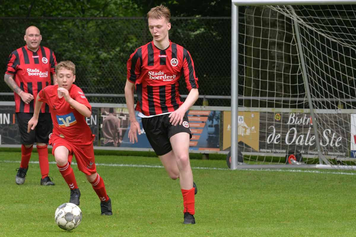 Freundschaftlicher Wettkampf auf dem Fußballplatz zwischen gemischten Teams