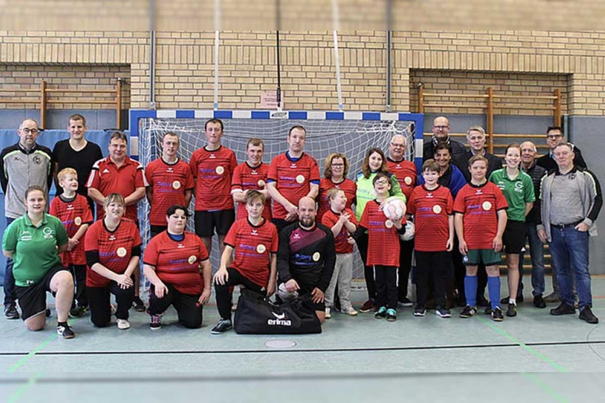 Freudige Ibbenbürener Kickers mit ihren neuen Trikots, gespendet vom Rotary Club Tecklenburger Land.