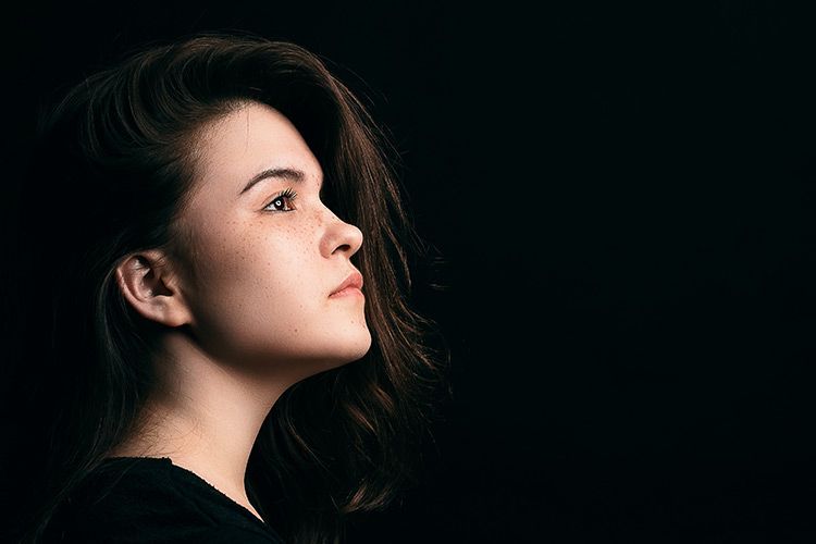 Fille sur fond noir - Portrait en studio