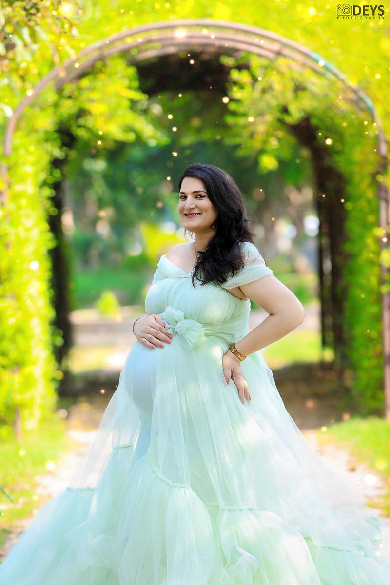 Green maternity hotsell dress for photoshoot