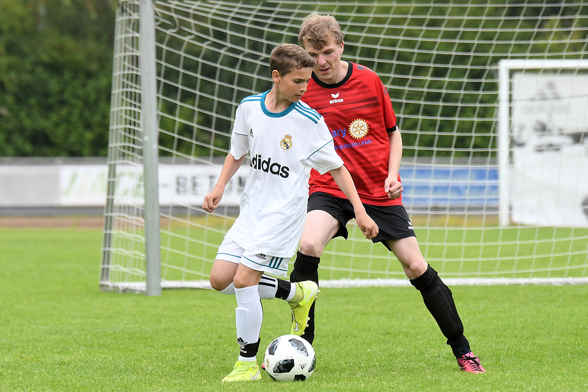 Spieler im Freundschaftsspiel, der Spaß am Fußball steht im Vordergrund