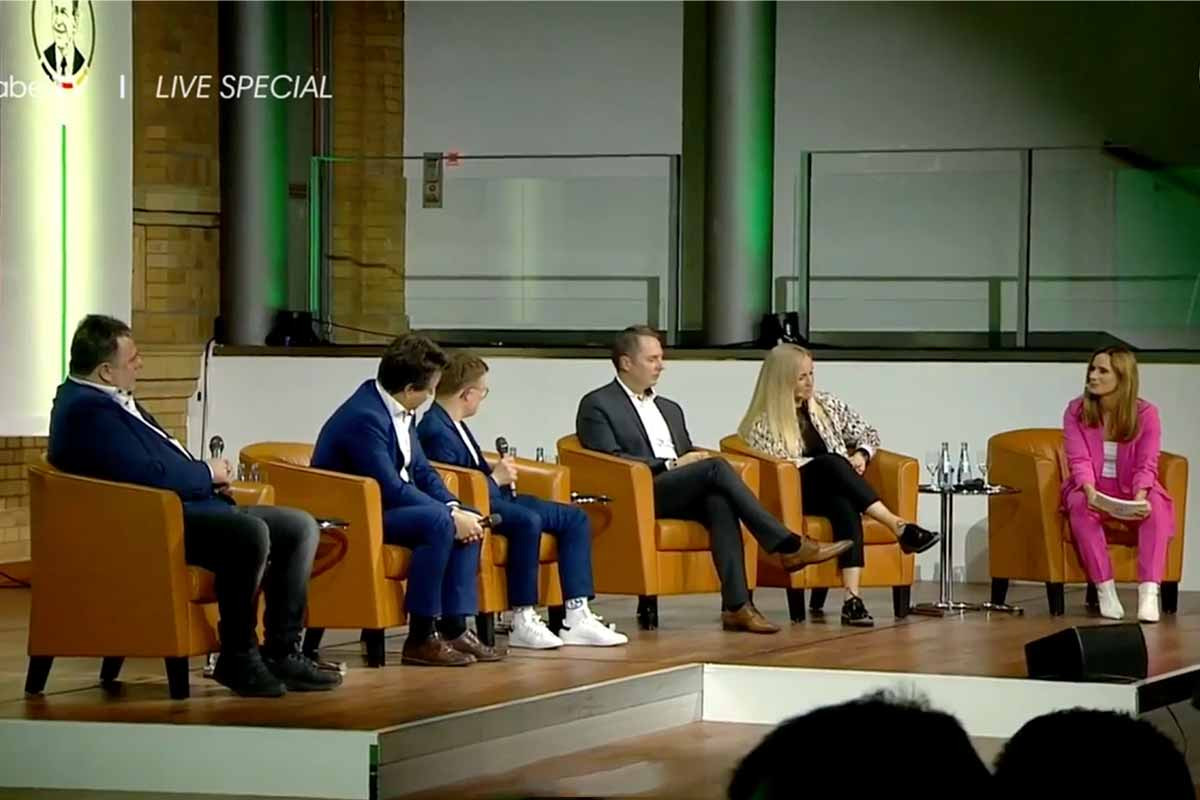 Abbildung zeigt: Marcel und Paul bei der Gesprächsrunde auf der Bühne