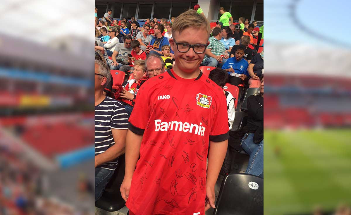 Stolzer Moment: Paul von den Ibb-Kickers mit dem von Rudi Völler signierten Bayer Leverkusen Trikot.