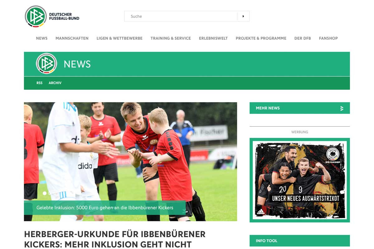 Ibbenbürener Kickers-Teammitglieder jeden Alters, mit und ohne Handicap, feiern ihre Sepp-Herberger-Urkunde für herausragende Inklusion im Behindertenfußball.