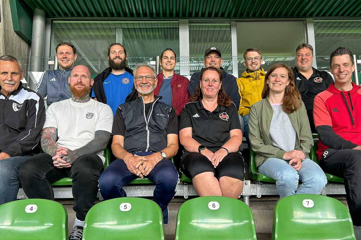 Gruppenbild aller Teilnehmer im Weserstadion