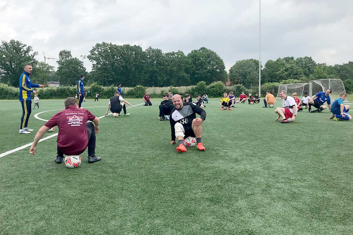 Spielerinnen haben Spaß beim gemeinsamen Training.