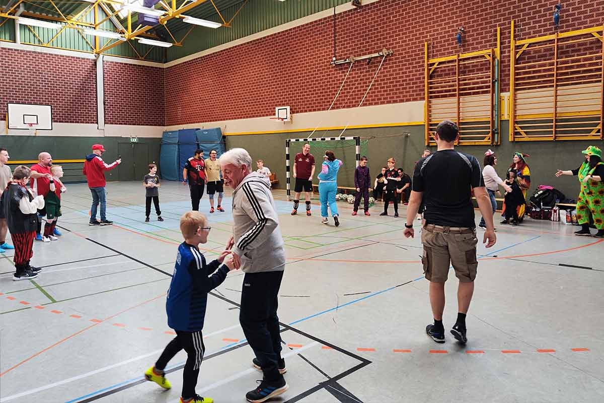 Eltern und Kinder feiern gemeinsam beim Karnevalstraining.