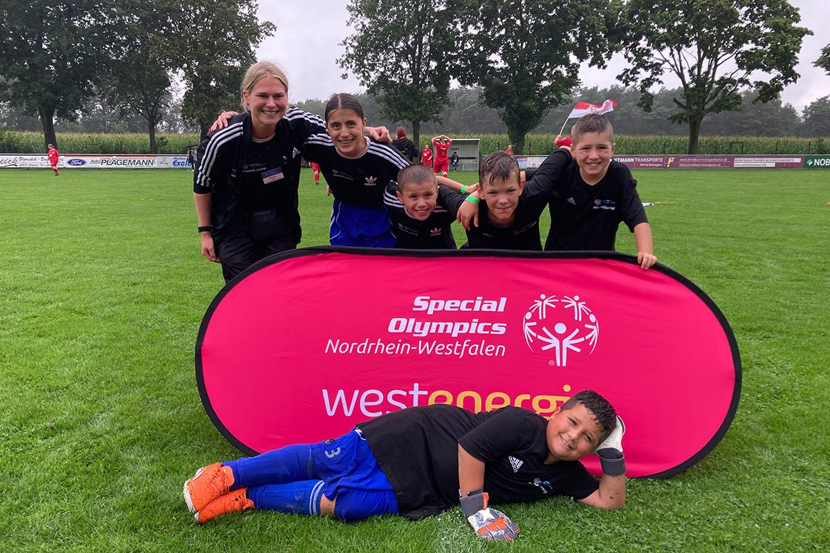 Ein emotionales Teamfoto, auf dem die Kinder der Manuel Neuer Kids Foundationnach einem siegreichen Spiel jubeln.