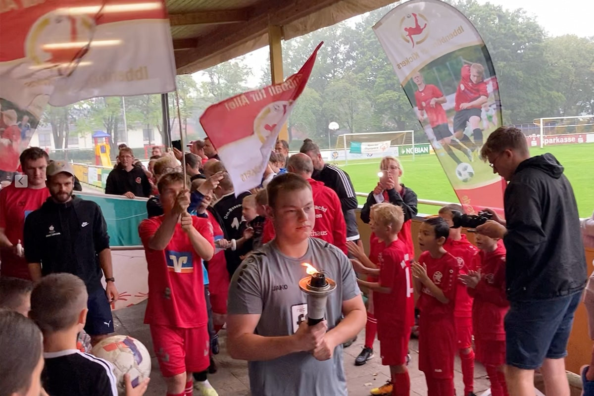 Die Spieler der Ibbenbürener Kickers und Special Olympics NRW Teams versammeln sich zur Eröffnungszeremonie.