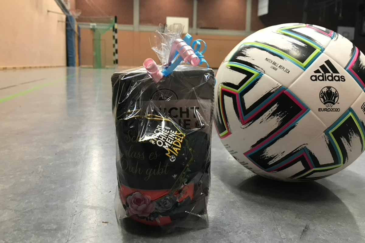 Besucherinnen mit Giveaway-Tüten nach einem erfolgreichen Tag des Mädchenfußballs