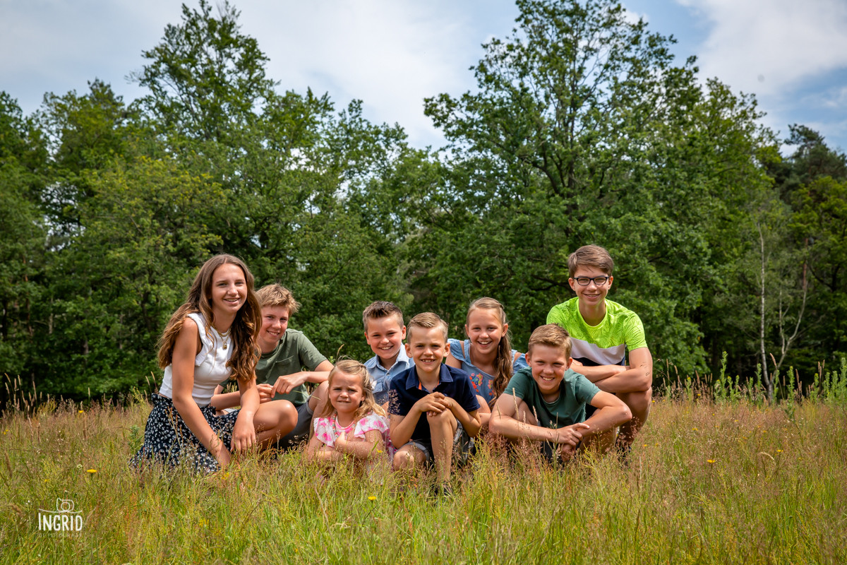 De kinderen in het gras tijdens familiefotoshoot Twente