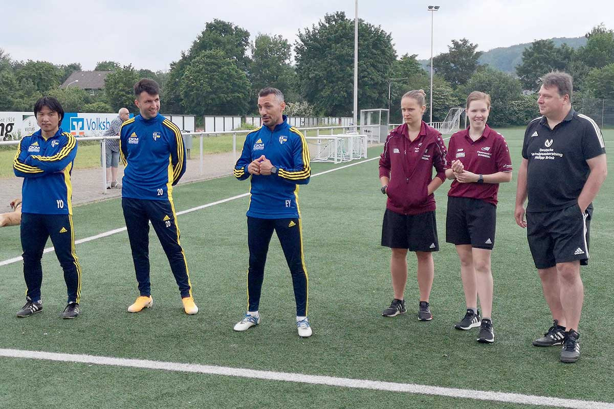 Besonderer Besuch bei den Ibbenbürener Kickers: Engin Yavuzaslan und sein Trainerteam