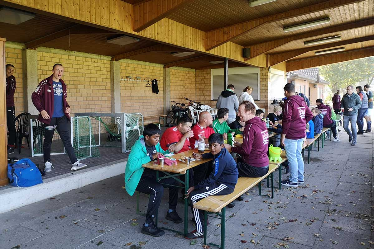 Alle saßen gemütlich beisammen und genossen Bratwurst und Limonade