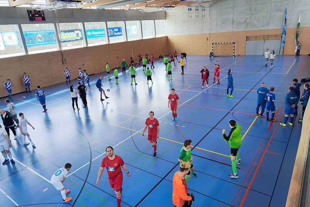 Gemeinsames Warm-Up in der Halle