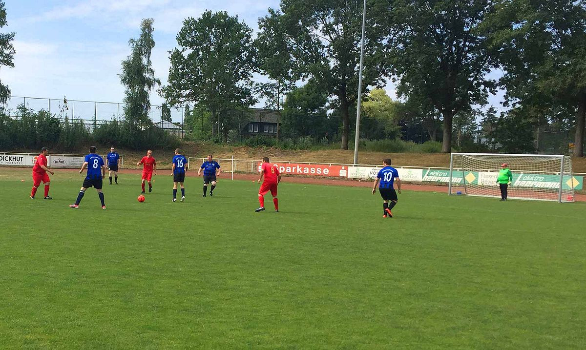 Ü18-Mannschaft feiert Torerfolg beim Hörsteler Turnier 2019.