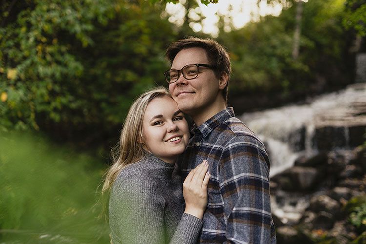 Photos de fiançailles d'un couple heureux