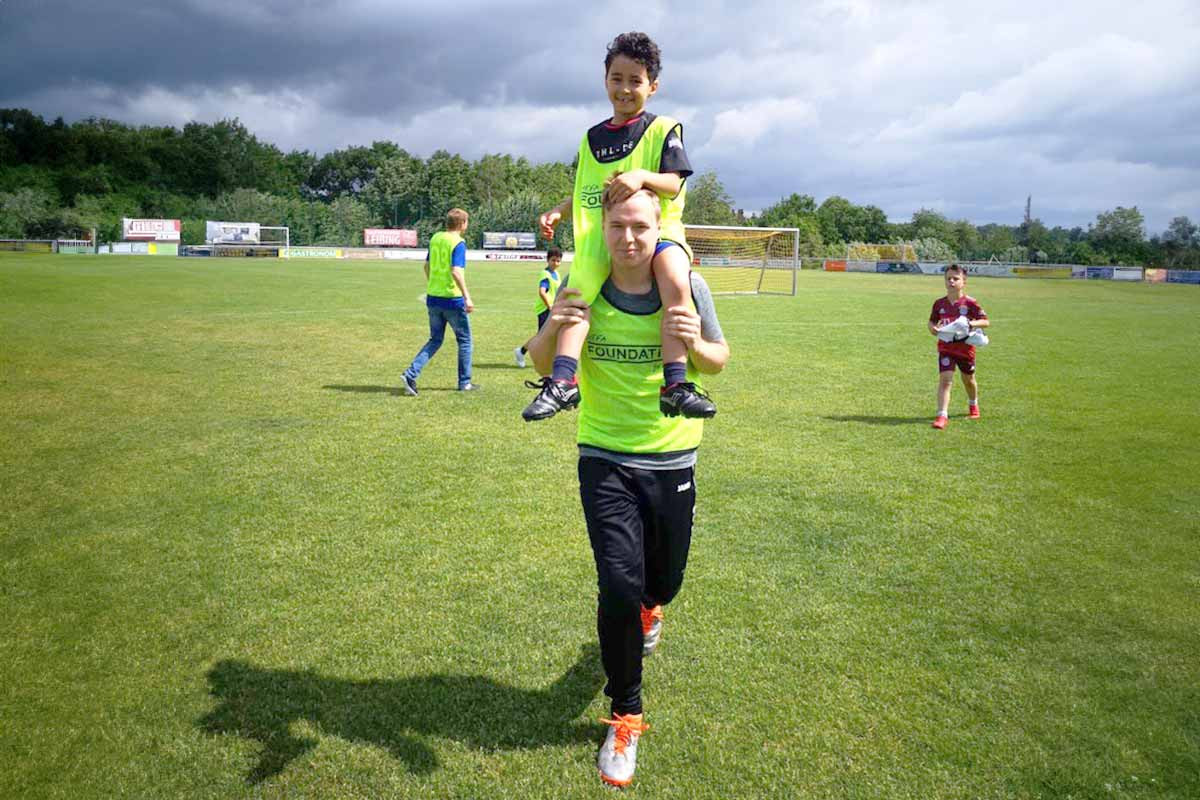 Dankbare Kinder der Ibbenbürener Kickers mit Unterstützung der UEFA Foundation