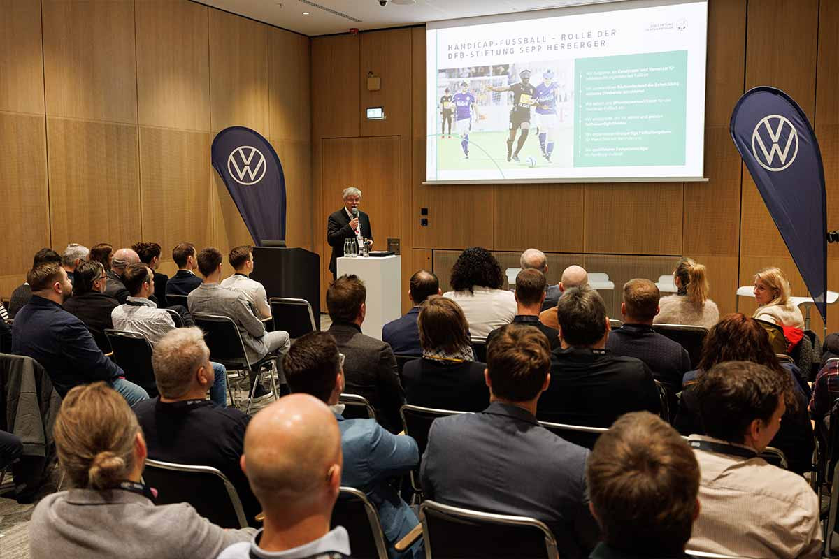 Inga und Marcel beim persönlichen Austausch mit anderen Gästen, darunter DFB-Vizepräsident Ralph-Uwe Schaffert.