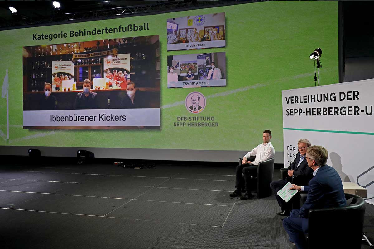 Bild zeigt Ibbenbürener Kickers, die ihre Sepp-Herberger-Urkunden in Empfang nehmen.