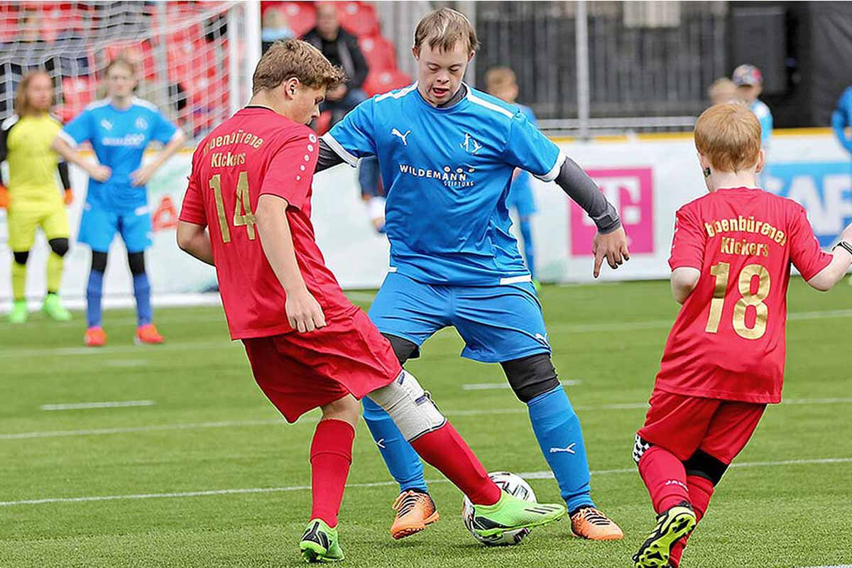 Fußballer haben Spaß auf dem Spielfeld.