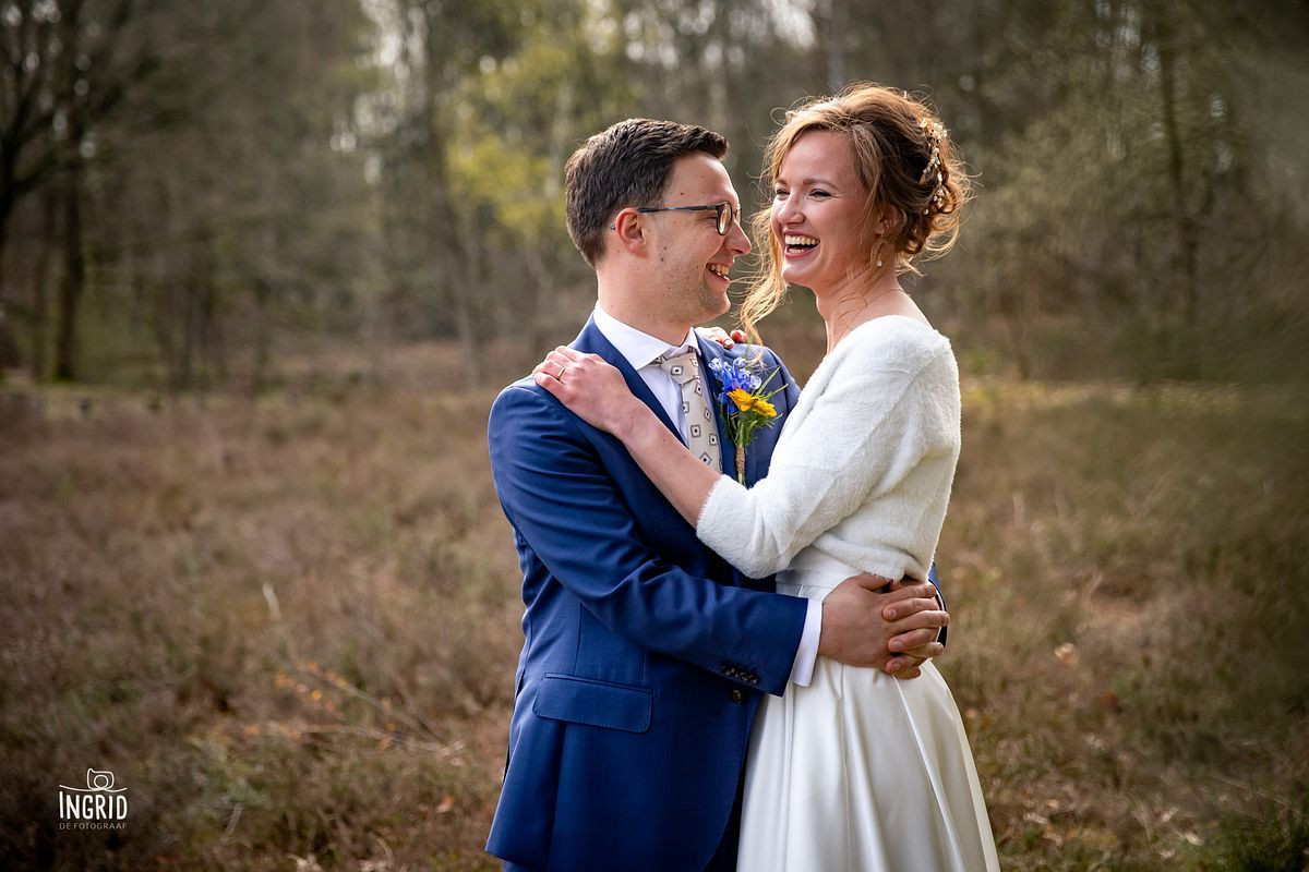 Super blije bruid en bruidegom tijdens fotoshoot in Twente