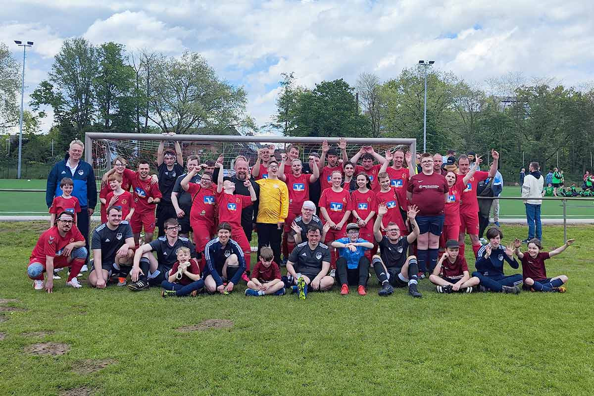 Gruppenfoto der der Ibbenbürener Kickers und des SC Hörstel