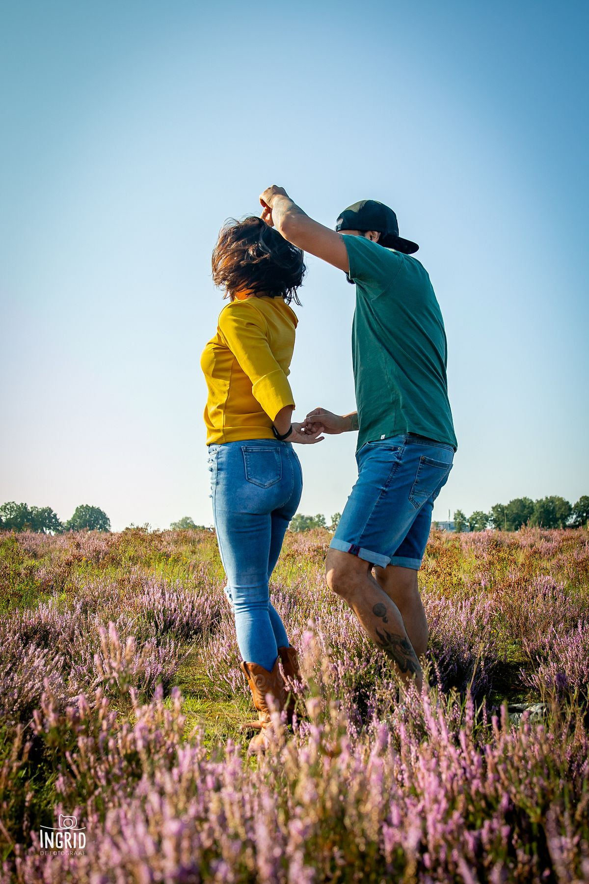 Salsa dansen op de paarse heide tijdens een fotoshoot