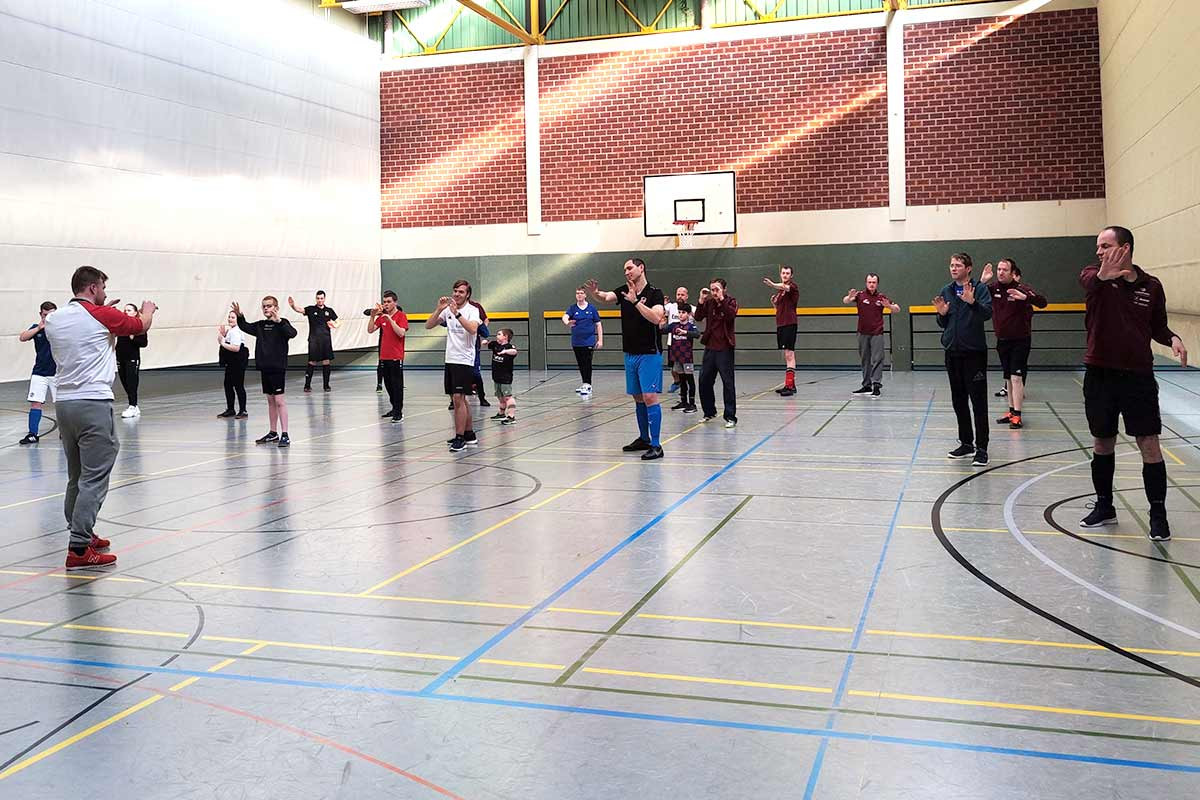 Teilnehmer beim Gewaltpräventions-Kurs der Ibbenbürener Kickers lernen Selbstverteidigung.