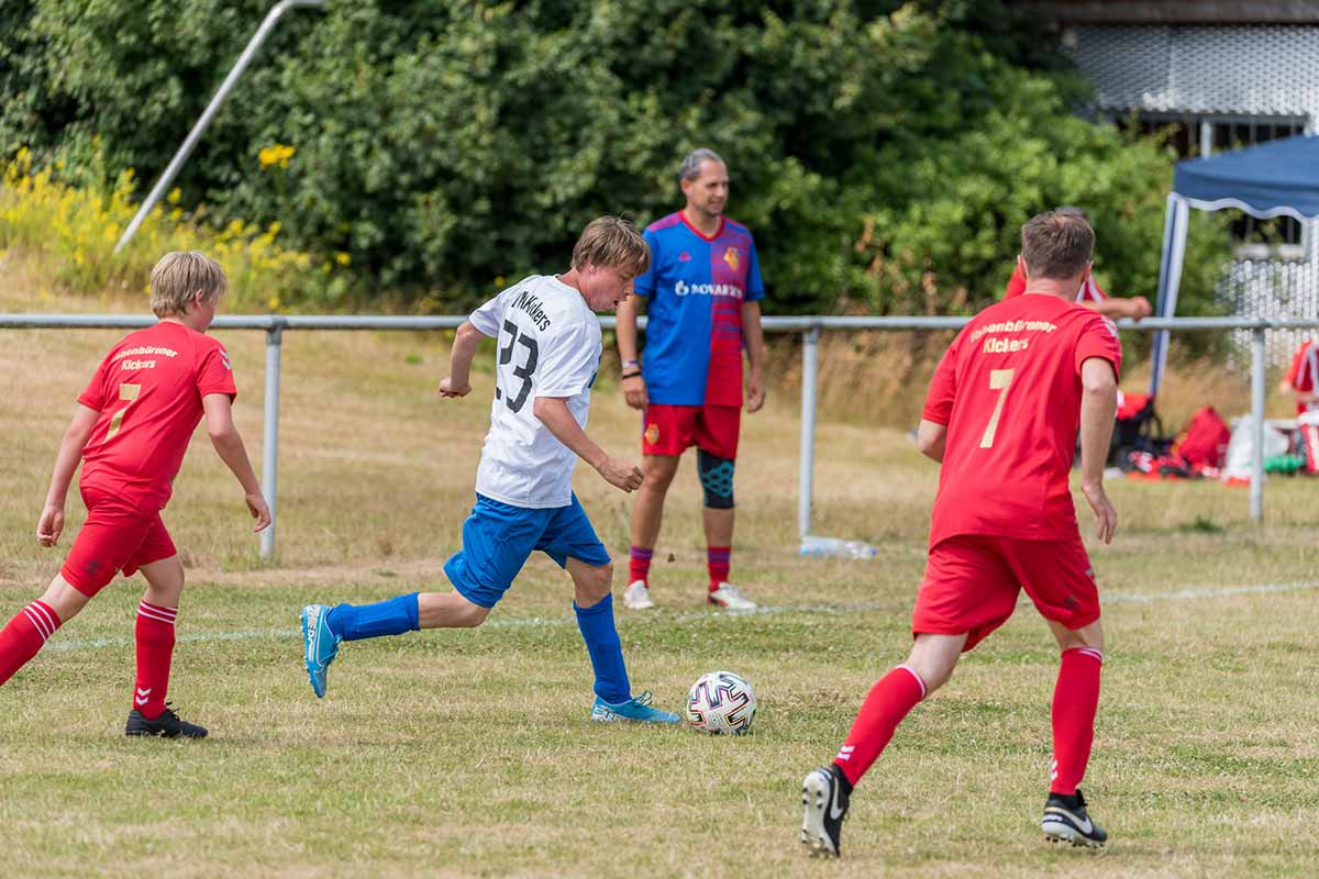 Spieler der Ibbenbürener Kickers bei der Ballgewinnung