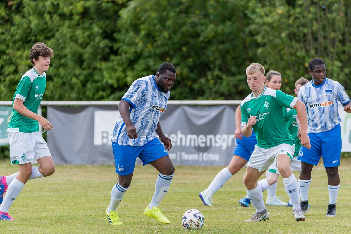 Spielszene mit intensiver Action auf dem Feld.