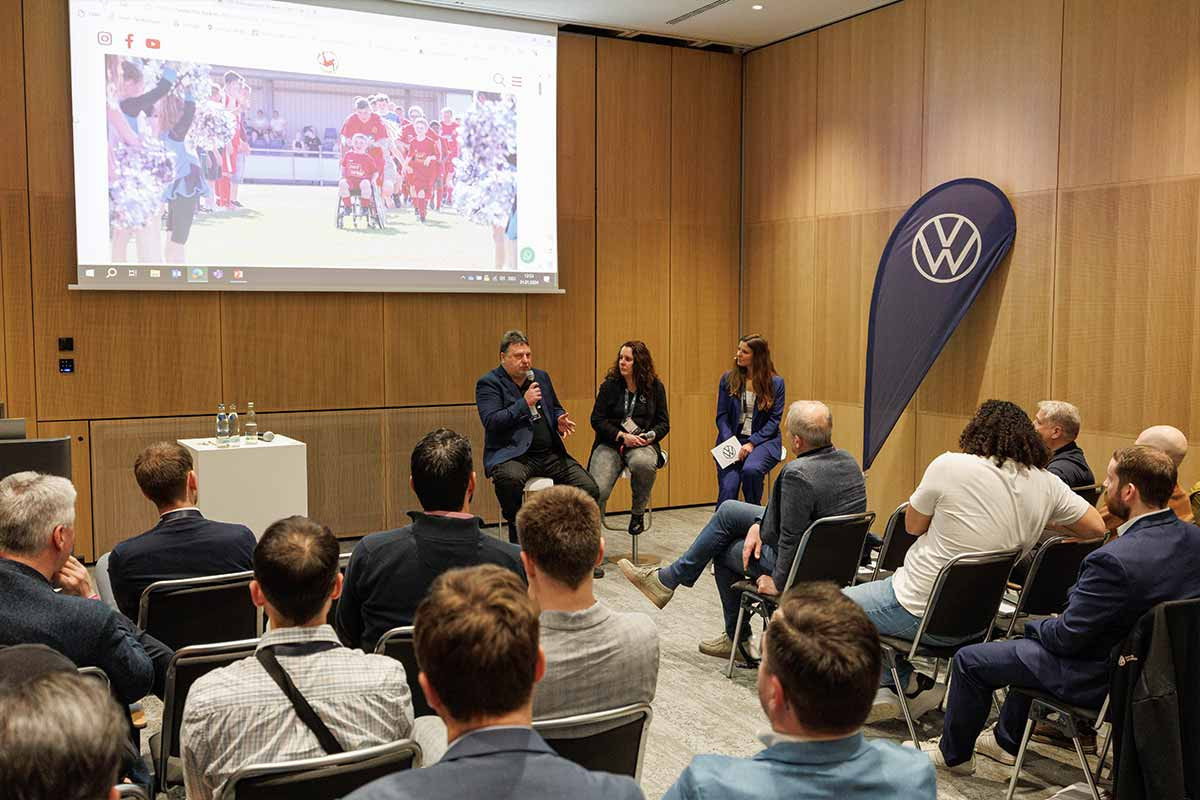 Marcel berichtet stolz über die Geschichten und Erfahrungen mit den Spielerinnen und Spielern der Ibbenbürener Kickers.