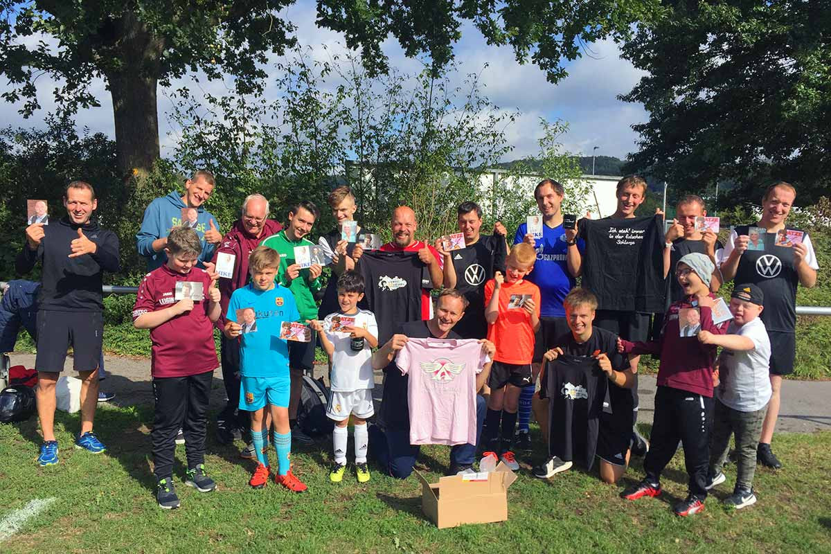 Gemeinschaftsfoto der Spieler der Ibbenbürener Kickers mit ihren erhaltenen Fanartikeln und Autogrammen