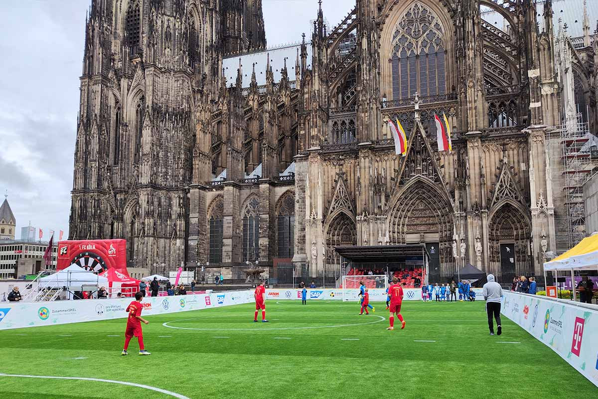 Fußballspiel vor dem Kölner Dom